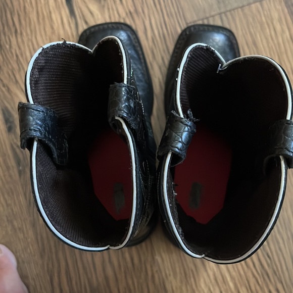 Justin Boots size 6 B worn a couple times then foot grew. :) - Picture 6 of 6